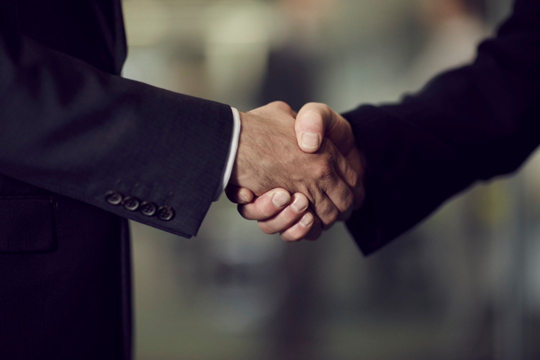 2 people shaking hands